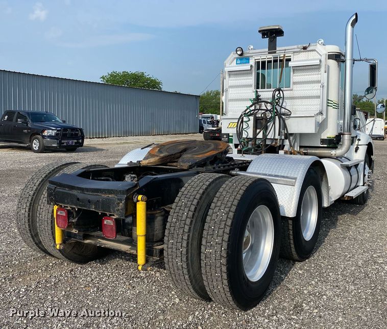 image for item KB9435 2000 International 9200i  semi truck