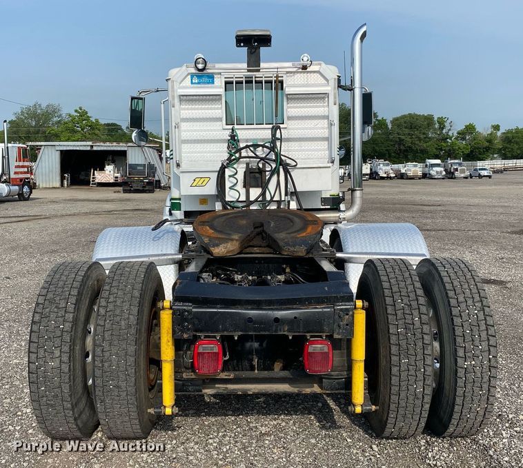 image for item KB9435 2000 International 9200i  semi truck