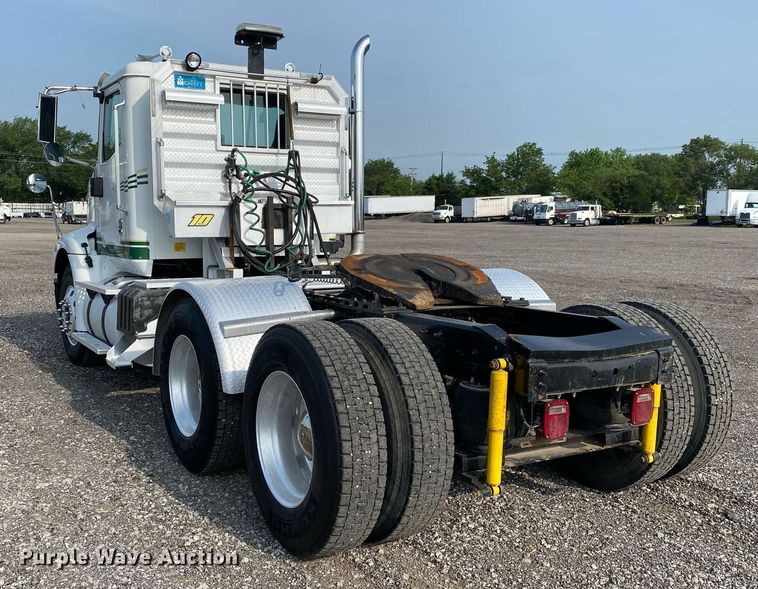 image for item KB9435 2000 International 9200i  semi truck