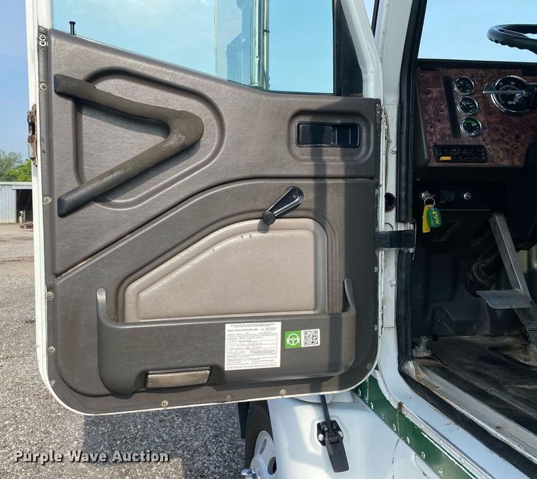 image for item KB9435 2000 International 9200i  semi truck