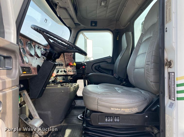 image for item KB9435 2000 International 9200i  semi truck