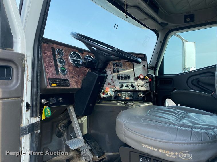 image for item KB9435 2000 International 9200i  semi truck