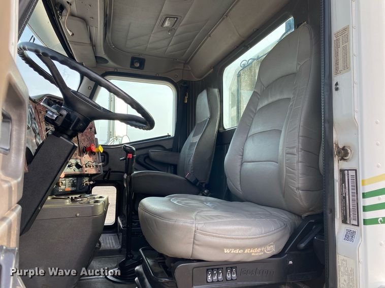 image for item KB9435 2000 International 9200i  semi truck