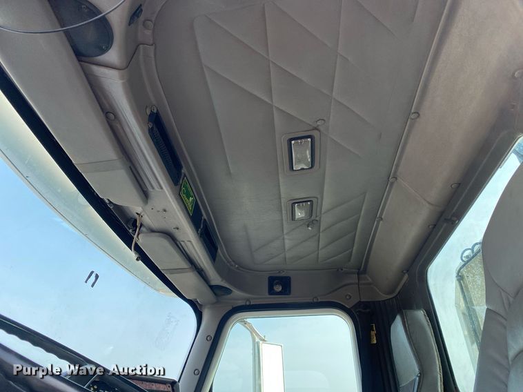 image for item KB9435 2000 International 9200i  semi truck