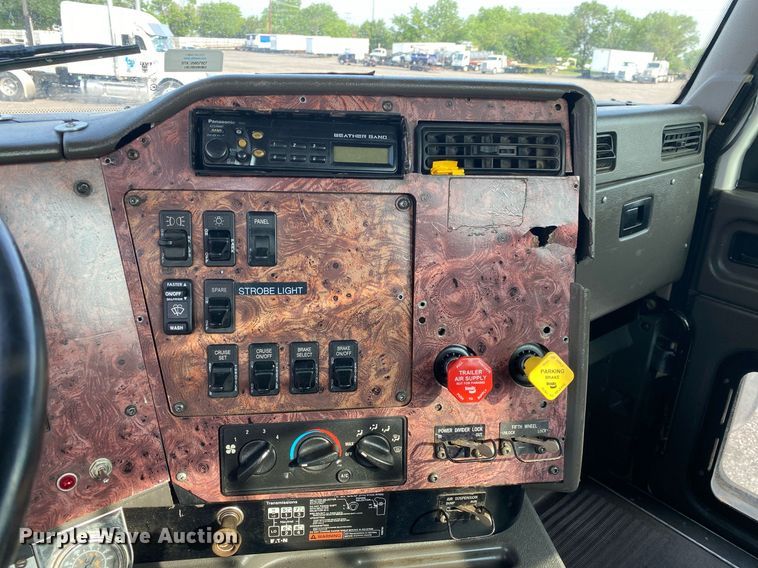 image for item KB9435 2000 International 9200i  semi truck