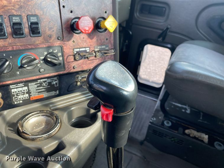 image for item KB9435 2000 International 9200i  semi truck