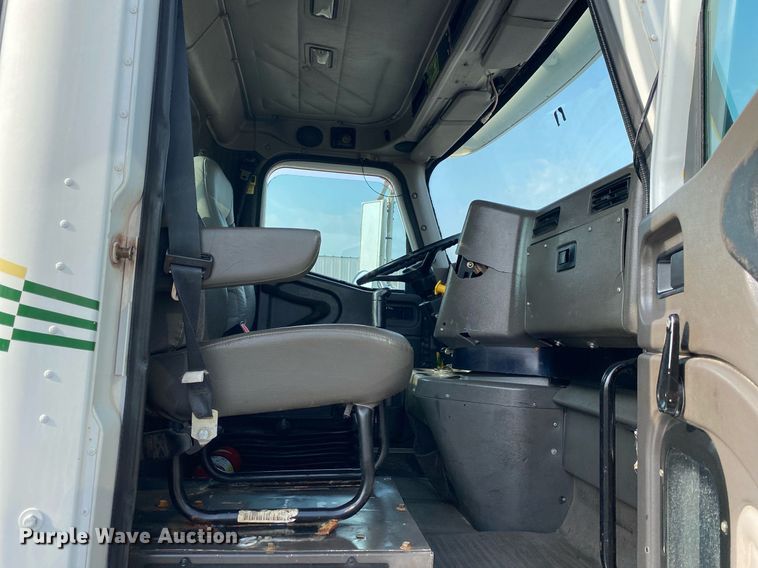 image for item KB9435 2000 International 9200i  semi truck