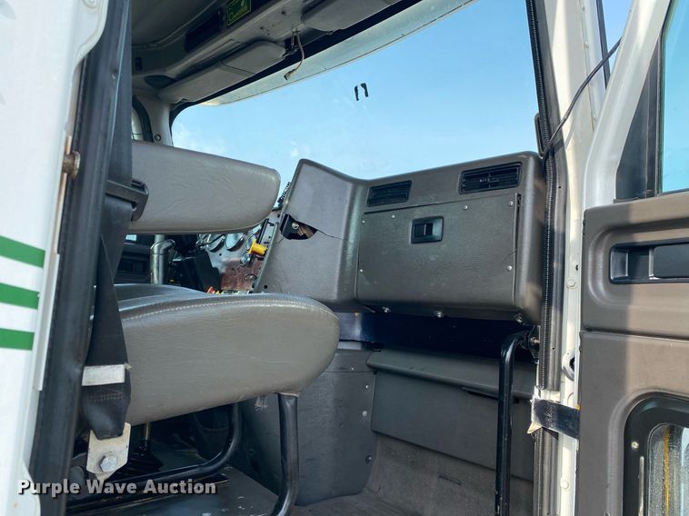 image for item KB9435 2000 International 9200i  semi truck