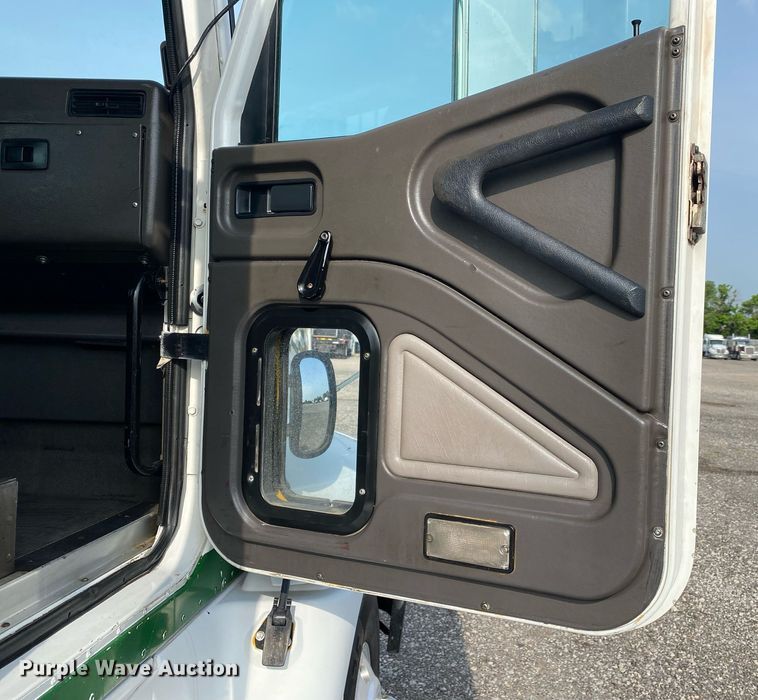 image for item KB9435 2000 International 9200i  semi truck