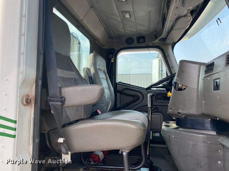 image for item KB9435 2000 International 9200i  semi truck