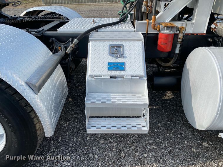 image for item KB9435 2000 International 9200i  semi truck