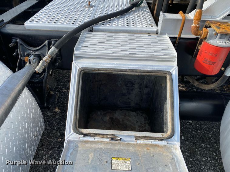 image for item KB9435 2000 International 9200i  semi truck