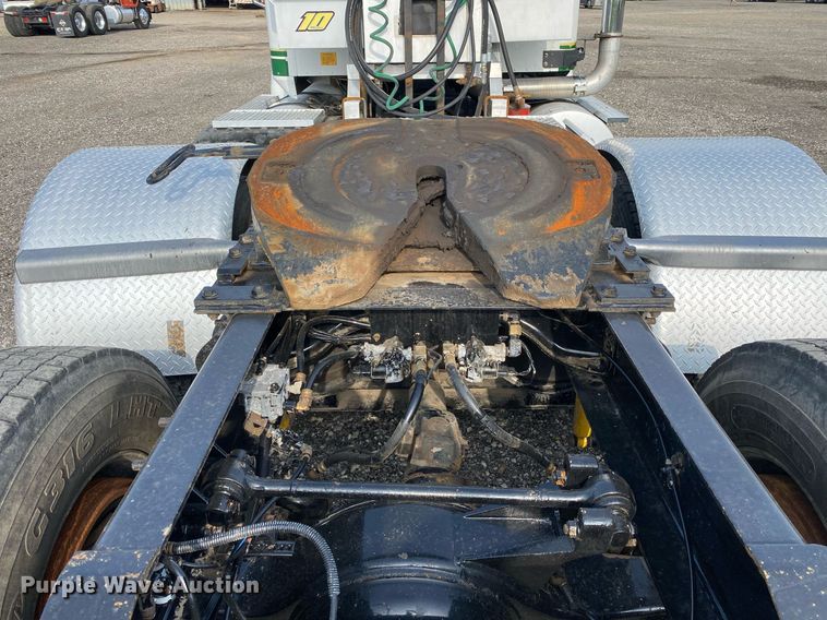 image for item KB9435 2000 International 9200i  semi truck