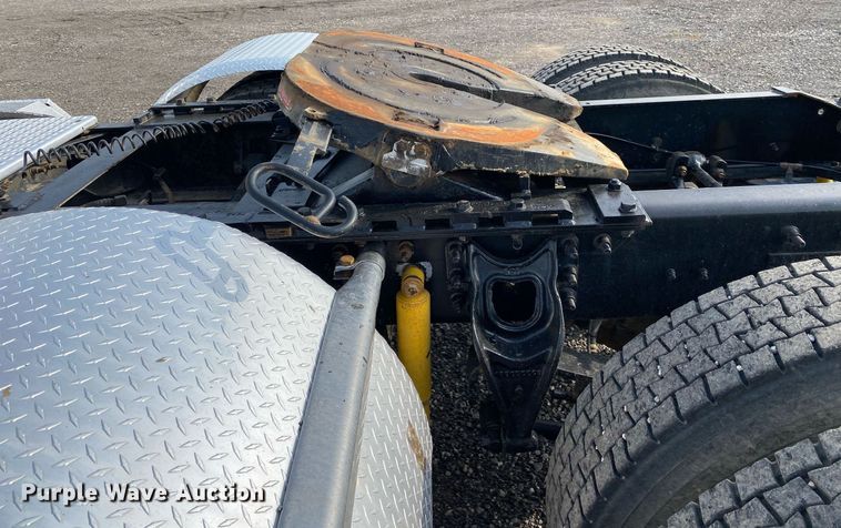 image for item KB9435 2000 International 9200i  semi truck