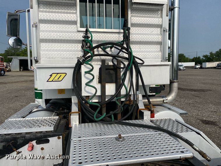 image for item KB9435 2000 International 9200i  semi truck