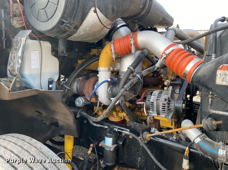 image for item KB9435 2000 International 9200i  semi truck