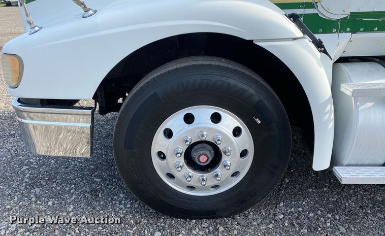 image for item KB9435 2000 International 9200i  semi truck