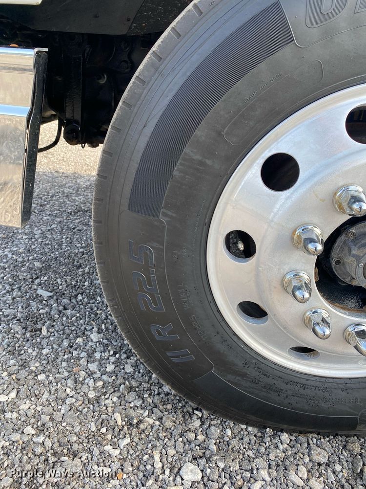 image for item KB9435 2000 International 9200i  semi truck