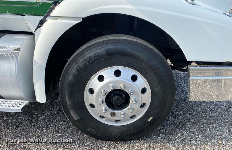 image for item KB9435 2000 International 9200i  semi truck