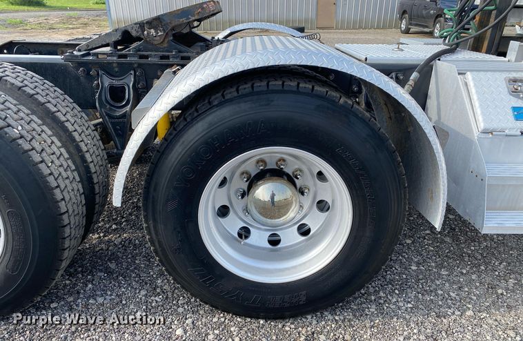 image for item KB9435 2000 International 9200i  semi truck