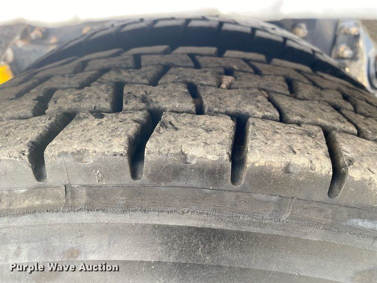 image for item KB9435 2000 International 9200i  semi truck