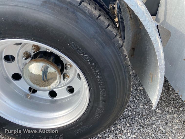 image for item KB9435 2000 International 9200i  semi truck