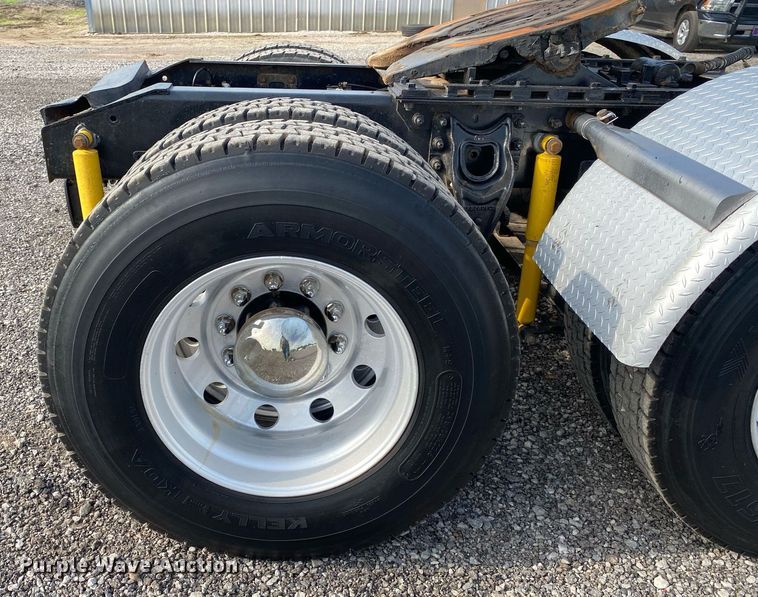 image for item KB9435 2000 International 9200i  semi truck