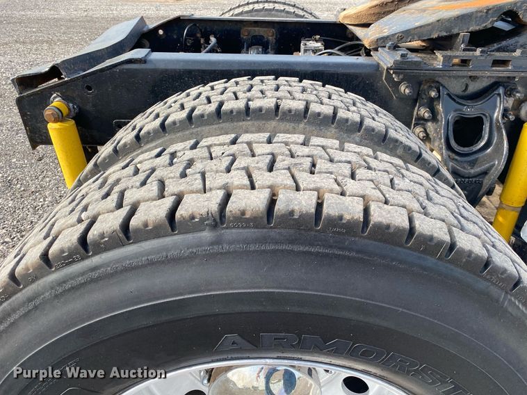 image for item KB9435 2000 International 9200i  semi truck