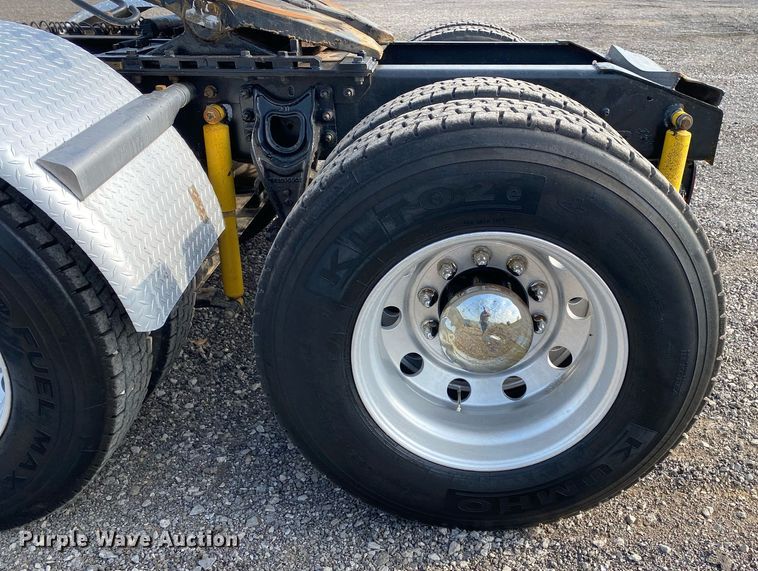 image for item KB9435 2000 International 9200i  semi truck