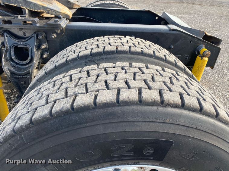 image for item KB9435 2000 International 9200i  semi truck