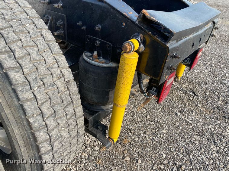 image for item KB9435 2000 International 9200i  semi truck