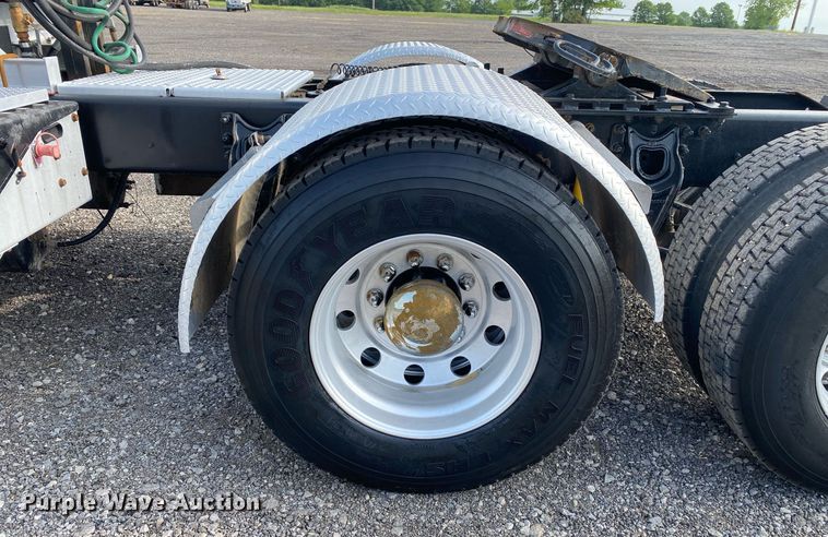 image for item KB9435 2000 International 9200i  semi truck