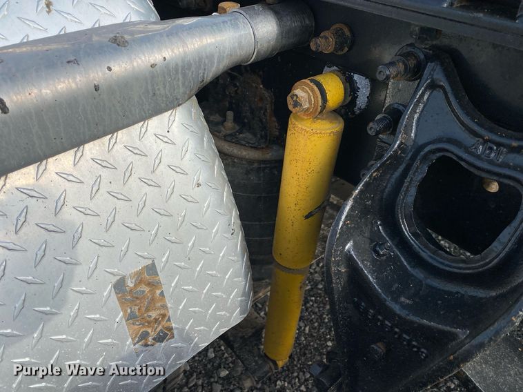 image for item KB9435 2000 International 9200i  semi truck