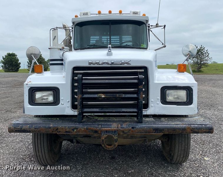 image for item KB9437 2003 Mack RD688S  winch truck