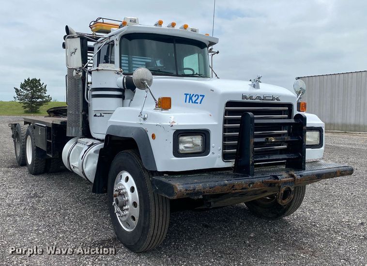 image for item KB9437 2003 Mack RD688S  winch truck