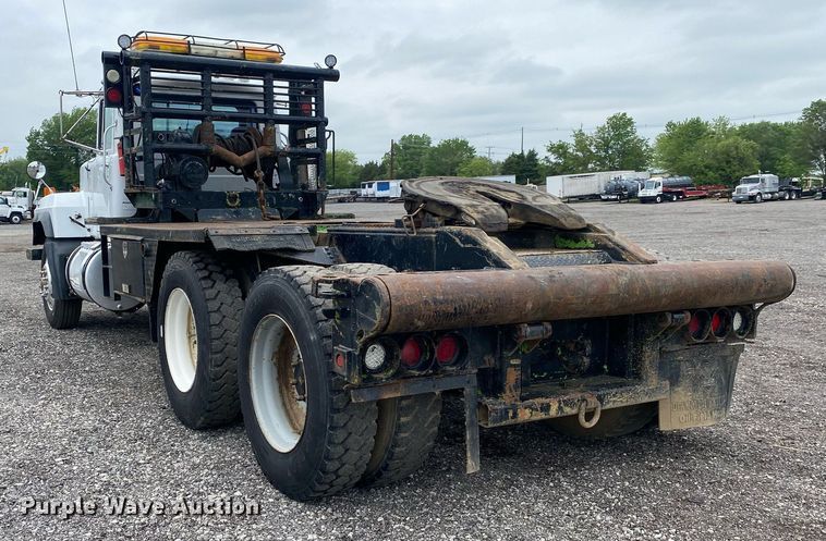 image for item KB9437 2003 Mack RD688S  winch truck