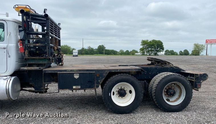 image for item KB9437 2003 Mack RD688S  winch truck