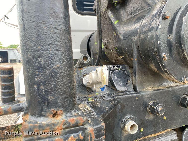 image for item KB9437 2003 Mack RD688S  winch truck