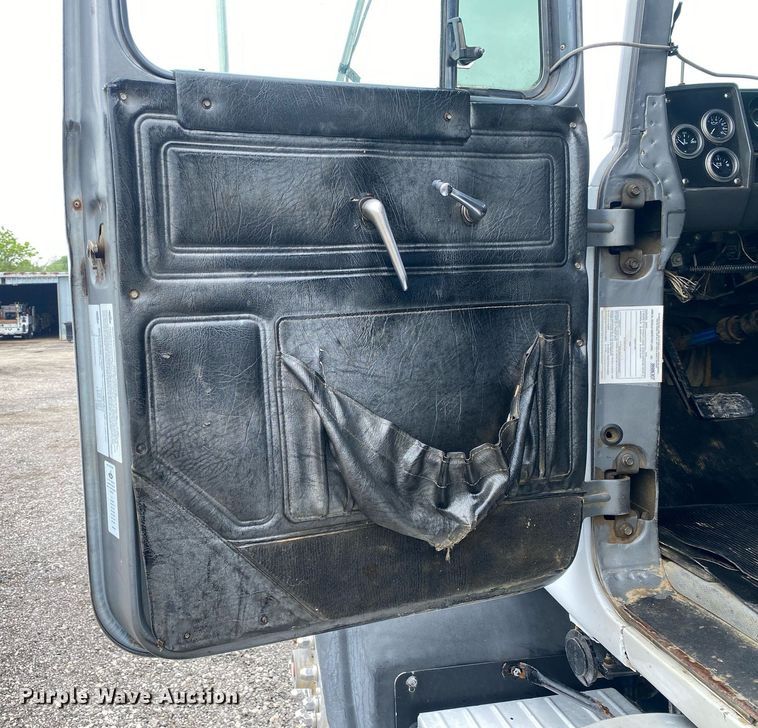 image for item KB9437 2003 Mack RD688S  winch truck