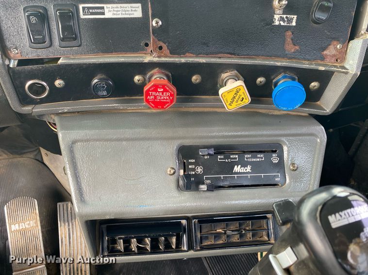 image for item KB9437 2003 Mack RD688S  winch truck