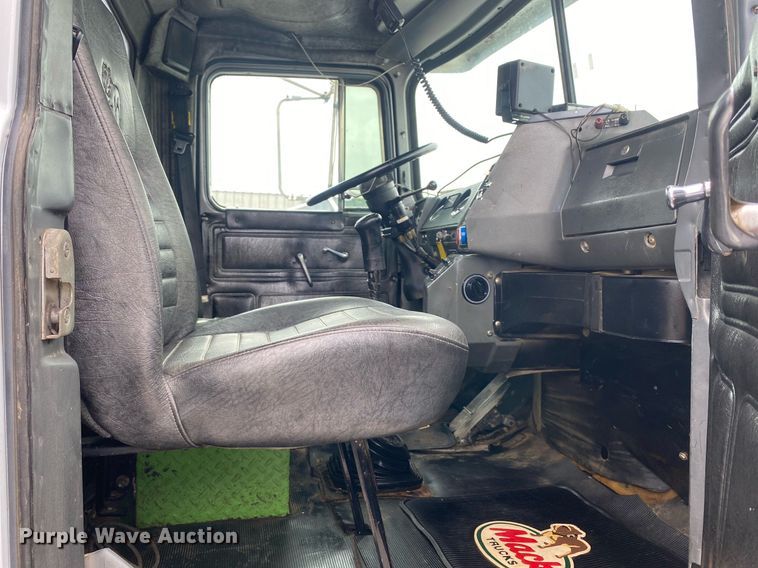 image for item KB9437 2003 Mack RD688S  winch truck