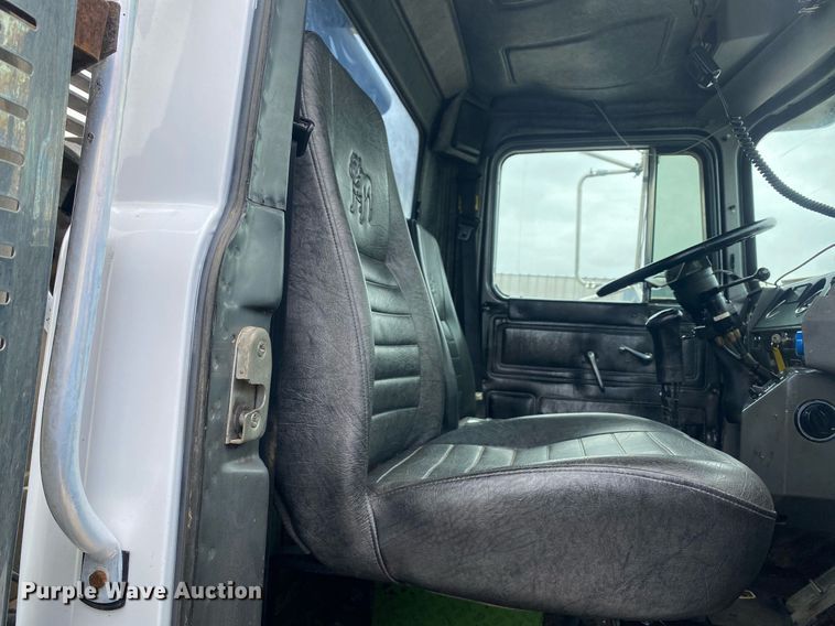 image for item KB9437 2003 Mack RD688S  winch truck