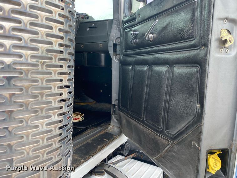 image for item KB9437 2003 Mack RD688S  winch truck