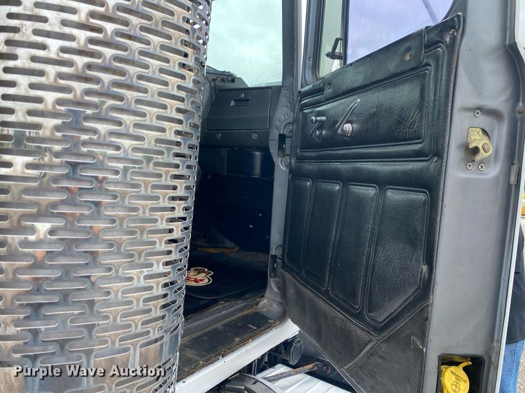 image for item KB9437 2003 Mack RD688S  winch truck