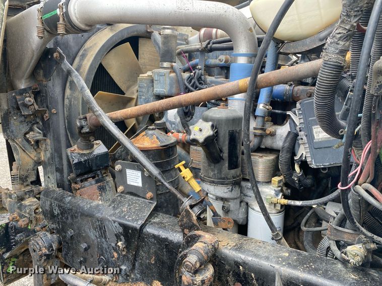 image for item KB9437 2003 Mack RD688S  winch truck