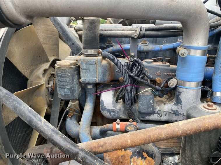 image for item KB9437 2003 Mack RD688S  winch truck