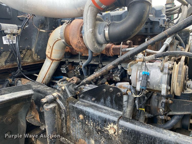 image for item KB9437 2003 Mack RD688S  winch truck