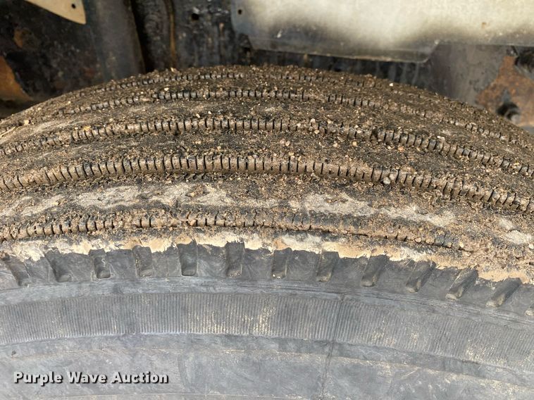 image for item KB9437 2003 Mack RD688S  winch truck