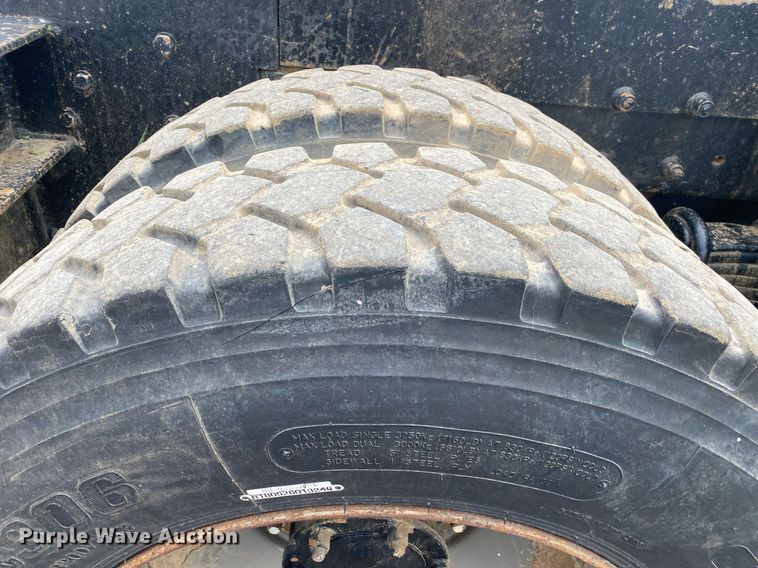 image for item KB9437 2003 Mack RD688S  winch truck