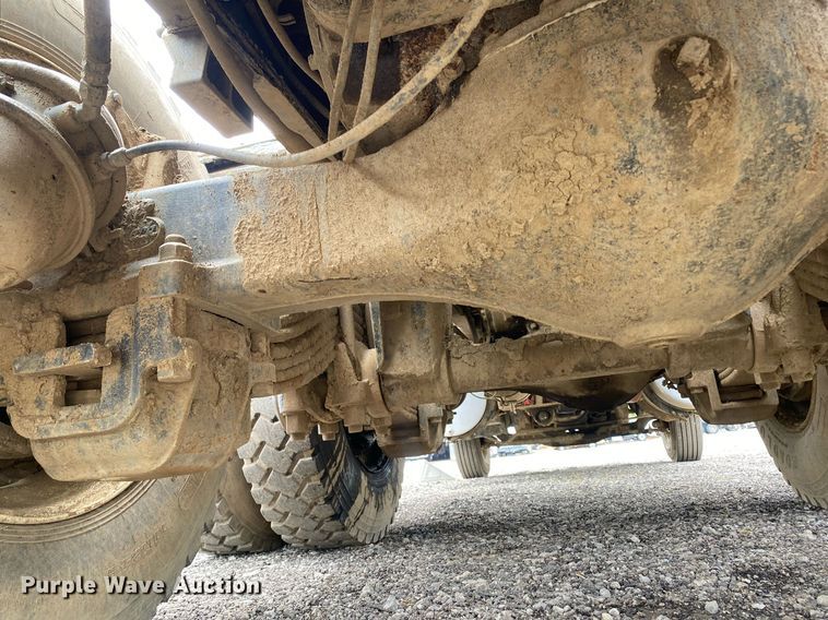 image for item KB9437 2003 Mack RD688S  winch truck